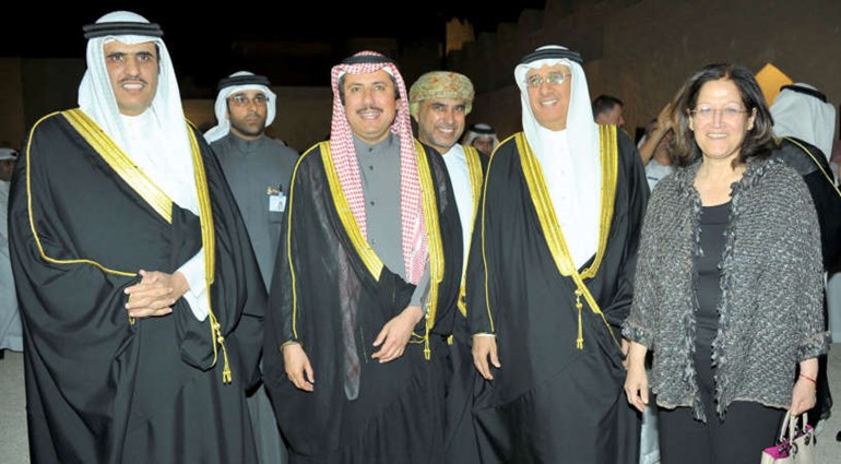 السفير الشيخ عزام الصباح ووزيرة الاعلام البحرينية سميرة رجب ﻿