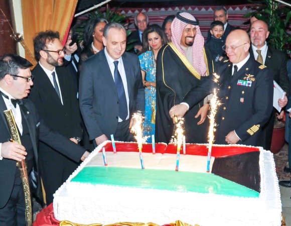السفير الشيخ علي الخالد متوسطا ضيوف الحفل ﻿