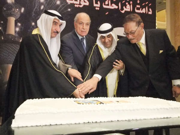 السفير سالم الزمانان والسفير عزيز الديحاني ود علي لطفي يقطعون كيك الحفل﻿