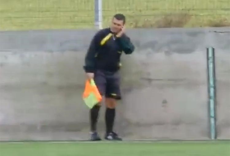 بالفيديو.. حكم يرد على مكالمة هاتفية أثناء مباراة في الدوري البلغاري !