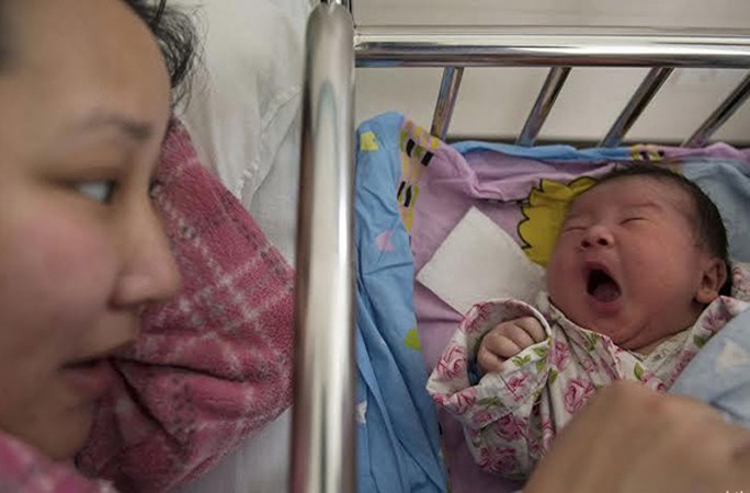 بالصور.. أول أسرة صينية تحصل على تصريح لإنجاب الطفل الثاني