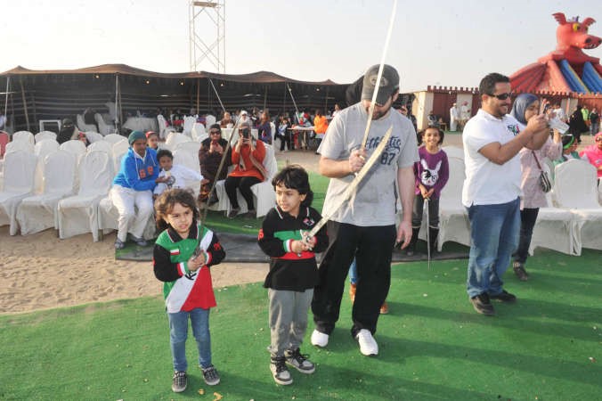 اطفال يعرضون بالسيف احتفالا بالعيد الوطني
﻿