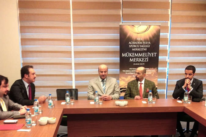  دعلي العبيدي خلال زيارته احد المستشفيات المتخصصة في اسطنبول