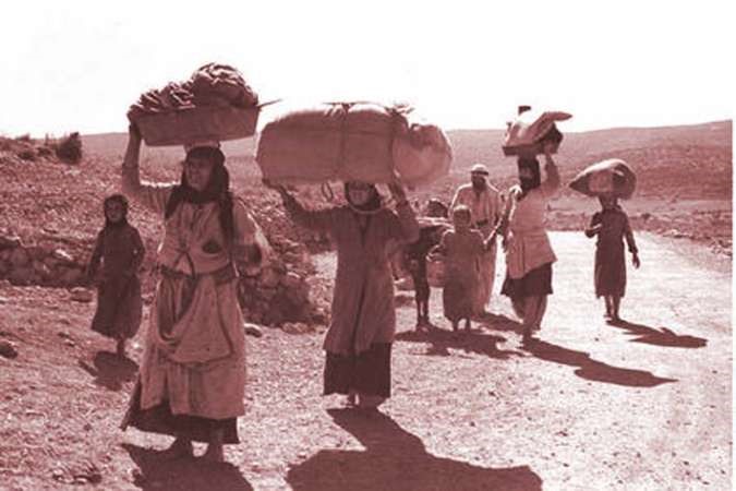 لاجئون فلسطينيون في طريقهم الى لبنان بعد ان طردهم اليهود﻿