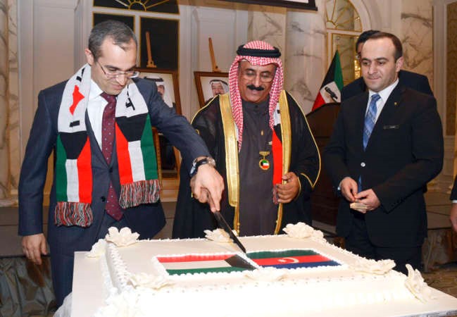 سفيرنا لدى اذربيجان يشارك الحضور قطع كعكة الاحتفال ﻿