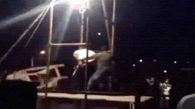 بالفيديو.. محكوم بالإعدام في إيران يضرب جلاديه قبل تنفيذ الحكم