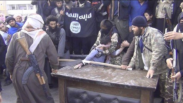 صورة : أفراد من تنظيم ”داعش” يقطعون يد لص في سوريا