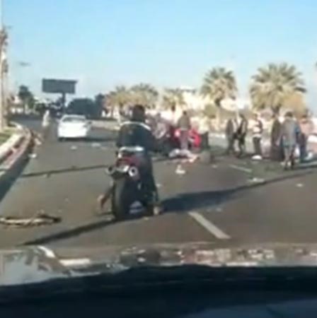 بالفيديو.. حادث مروع في شارع البلاجات.. المصابون على الطريق.. والمارة يصورون!