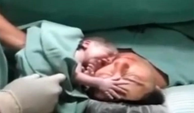 بالفيديو.. 3 مليون معجب بطفل يعانق والدته بشدة فور ولادته رافضاً محاولات ابعاده 
