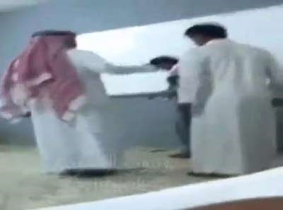 بالفيديو.. معلم سعودي يستهلك وقت طلابه في تعليمهم "رقصة البطريق"