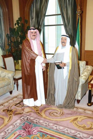 صاحب السمو الامير الشيخ صباح الاحمد ﻿﻿يتسلم نسخة من كتاب الحياة السياسية ﻿﻿في الكويت ودور المراة فيها﻿﻿ من الشيخ د مشعل عبدالله الجابر﻿