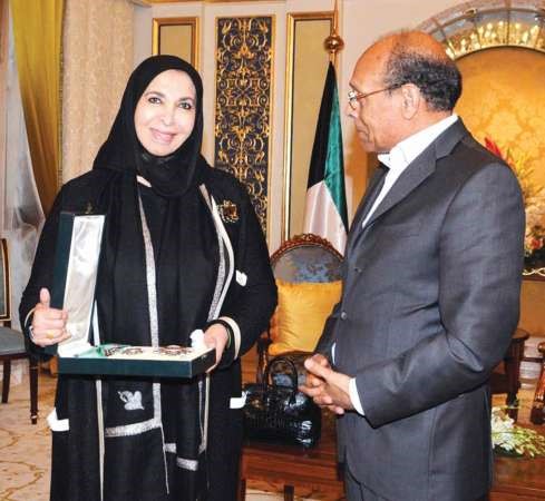 الشيخة د سعاد الصباح تتسلم وسام الجمهورية من الرئيس التونسي المنصف المرزوقي﻿