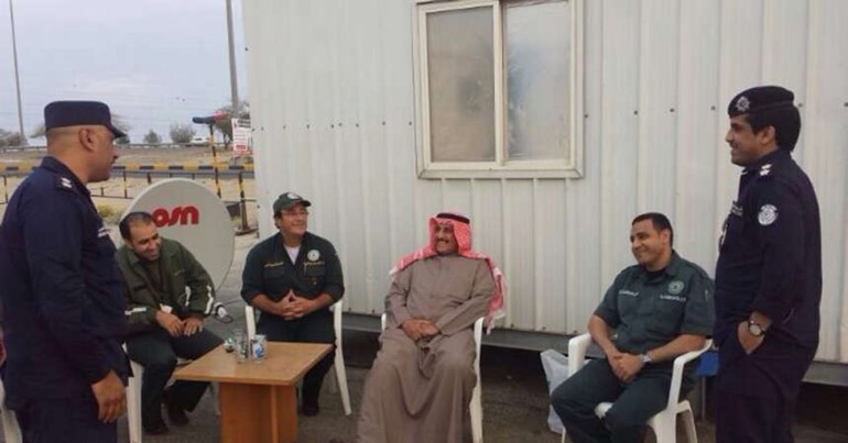 الشيخ د ابراهيم الدعيج يستمع لشرح من رجال النقطة الامنية