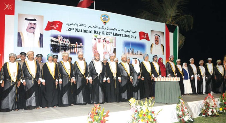 السفير فهد المطيري يتوسط الحضور في الحفل