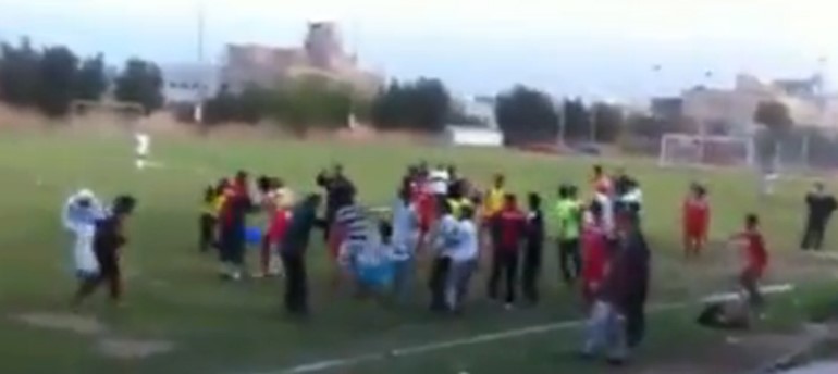 بالفيديو.. ضرب واعتداء بين «ناشئي» الكويت والفحيحيل وكسر جمجمة والد أحد اللاعبين