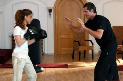بالصور.. نوال الزغبي تتعلم الملاكمة