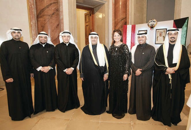السفير صادق معرفي وحرمه يتوسطان اعضاء البعثة في فيينا﻿