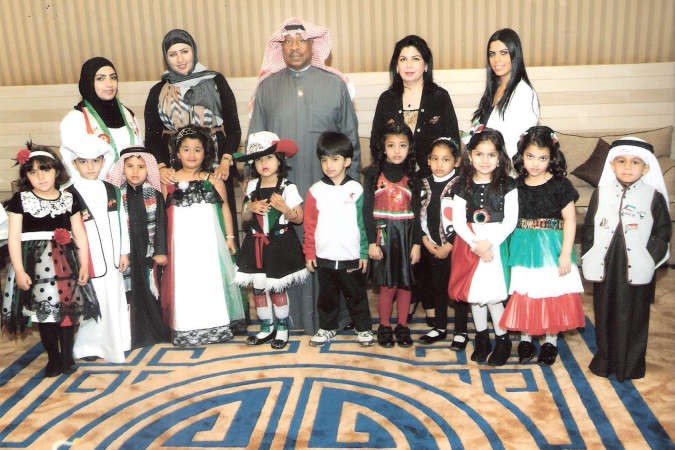 الشيخ على العبد الله مع مديرة واسرة روضة النجباء ﻿