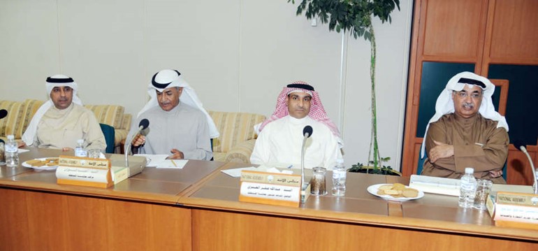 دعبدالمحسن المدعج واركان وزارته اثناء الاجتماع