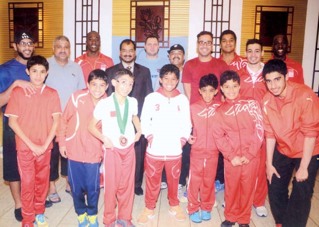 اعضاء المنتخب البحريني الشقيق للسباحة مع كمال حسين في لقطة تذكارية﻿