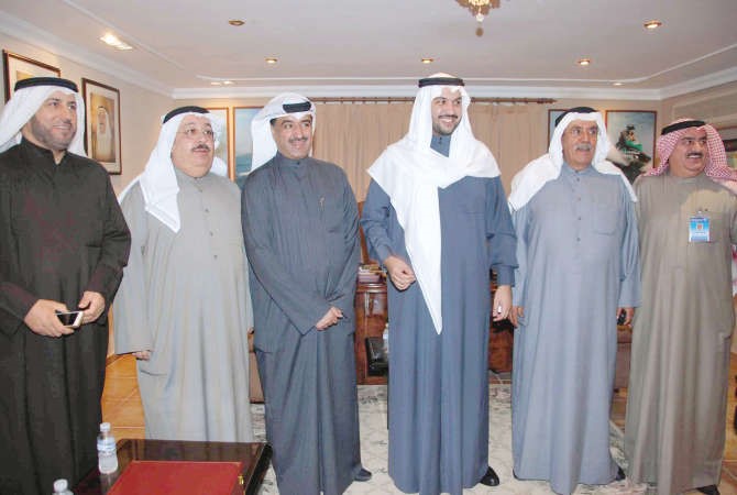  الشيخ مبارك العبدالله واللواء فهد الفهد وخالد الفودري والحضور في لقطة جماعية﻿