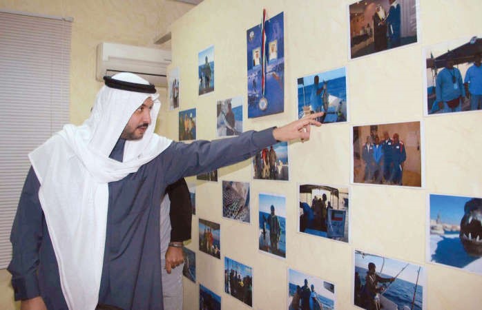 ويطلع على صور مشاركات النادي بمسابقة صيد السمك ﻿