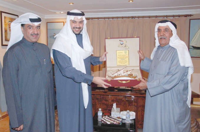 اللواء الفهد يقدم درعا تذكارية للشيخ مبارك بحضور الفودري ﻿