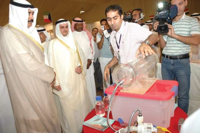 عبدالله اليتيم في شرح عن المفاعل الكهروكيميائي في احد المعارض