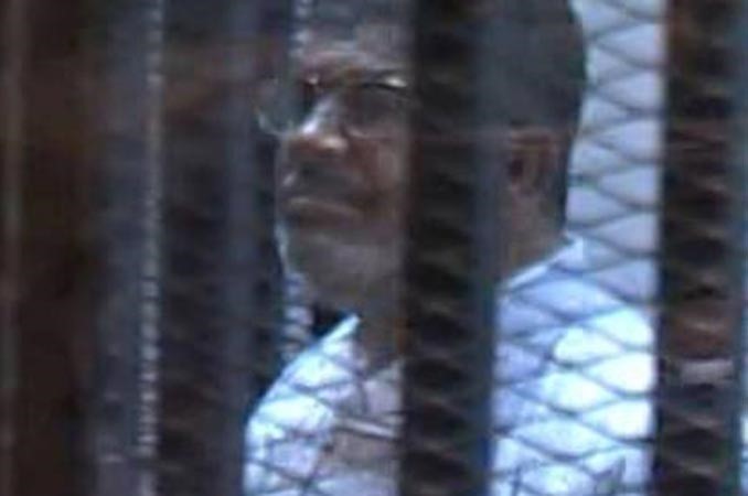 سوء الطقس يؤجل محاكمة مرسي في قضية «الاتحادية» للغد