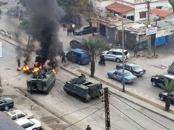 مواطنون في منطقة البداوي يقطعون الطريق احتجاجا على اعتقال الجيش احد المطلوبين	محمود الطويل﻿