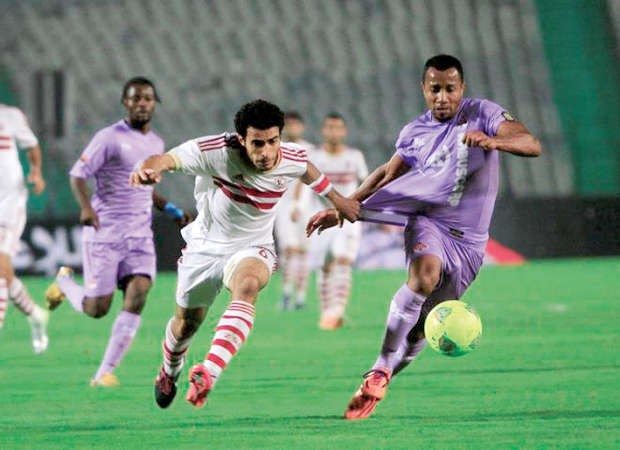 لاعب الزمالك عمر جابر يلحق بالكرة امام لاعب كابو