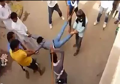 بالفيديو... شاب تحرش بالبنات ... شاهد كيف عاقبه شباب الحي؟