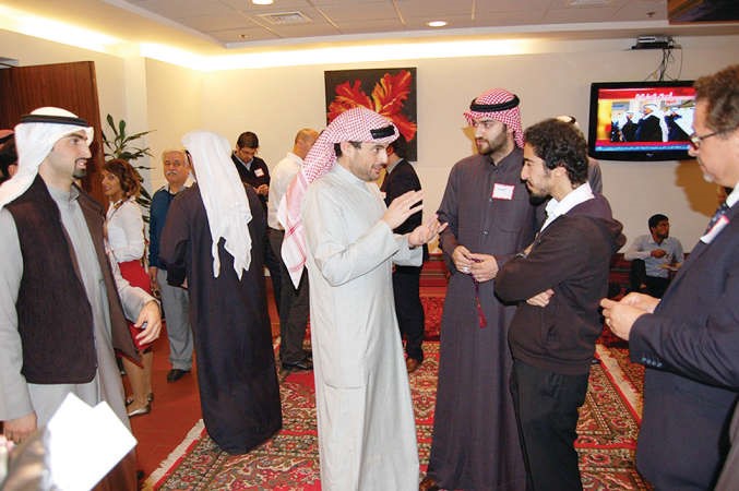 عمر الغانم متحدثا لاحد اعضاء فريق العمل اثناء الاحتفال الذي اقيم بمناسبة العيد الوطني وعيد التحرير﻿