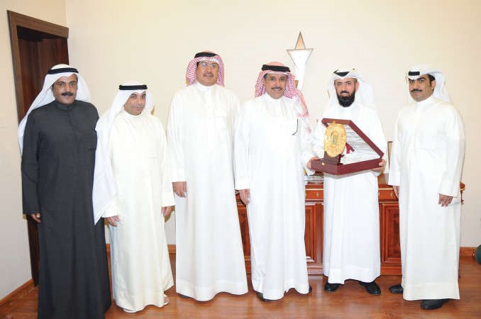 عبدالله عمادي يقدم درعا تذكارية للوفد البحريني الزائر
