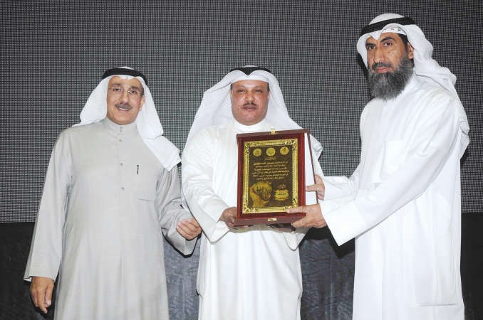 ماحمد الجسار وممشعان العتيبي خلال تكريم احد المشاركين ﻿