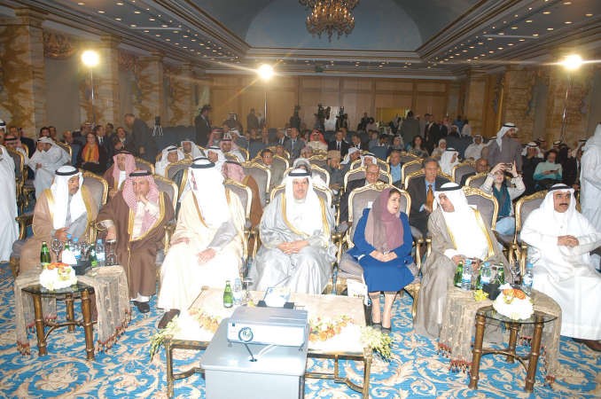 الحمود متوسطا دعبدالعزيز الفايز وعبدالعزيز سعود البابطين وداحمد الضبيب ودليلى السبعان