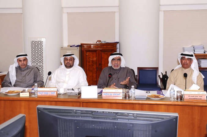 معادل الخرافي وعدنان عبدالصمد وديوسف الزلزلة ودعبدالله الطريجي خلال اجتماع لجنة الميزانيات