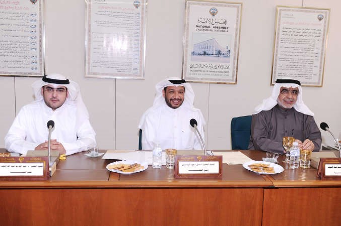 عدنان عبدالصمد وفيصل الدويسان ودعبدالكريم الكندري اثناء اجتماع لجنة الدفاع عن حقوق الانسان