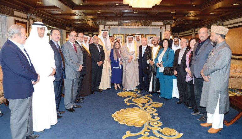  سمو رئيس مجلس الوزراء الشيخ جابر المبارك اثناء استقباله وزير الاعلام الشيخ سلمان الحمود والمشاركين بملتقى العربي ﻿