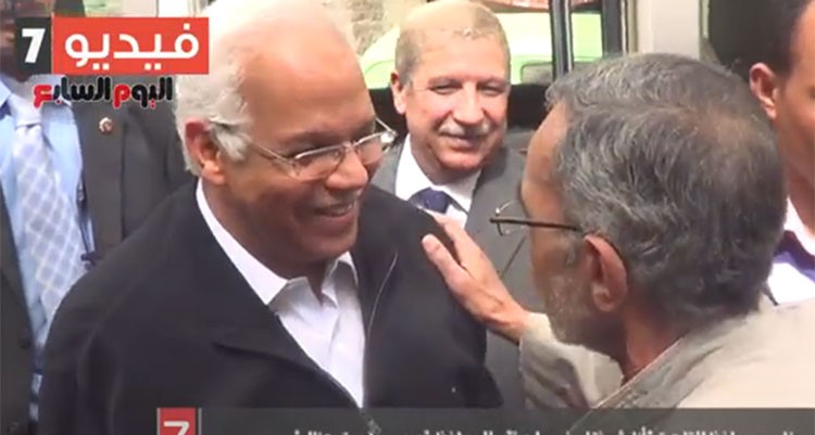بالفيديو.. مصري يفاجئ محافظ القاهرة: «أنا شفتك في رابعة».. والمحافظ: «عمري مارحت هناك»