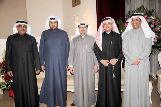 المحامي عايد العدواني والمدعي العام عادل حبيب وعبدالعزيز خضير والعقيد اسامة العوضي يهنئون