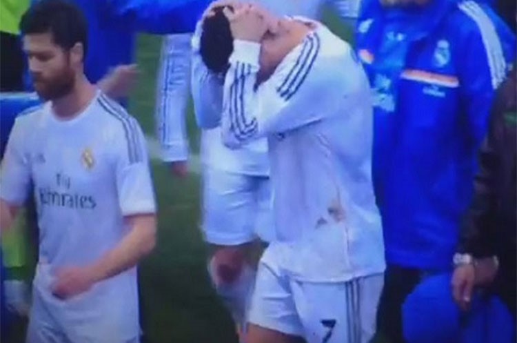 بالفيديو.. رونالدو يتجنب إعتداء جماهير اتلتيكو مدريد بوضع يديه على رأسه