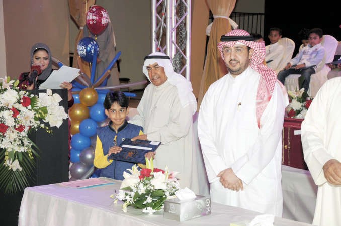 وتكريم طالب متفوق