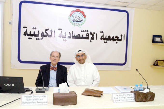 البروفيسور جياكومو لوتشياني ومناف الهاجري خلال الندوة﻿