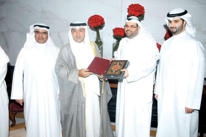 احمد الصفار يسلم الوزير ياسر ابل درعا تذكارية