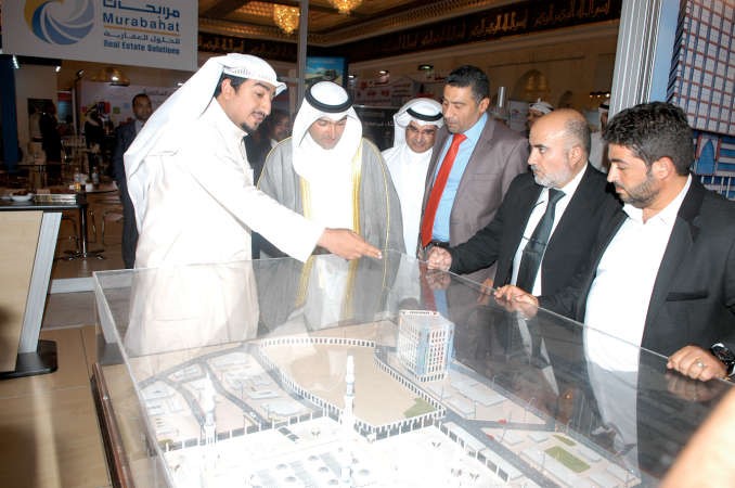 ابل يطلع على احد المشاريع المشاركة 