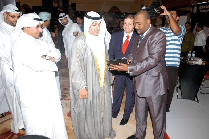 ابل يطلع على احد المشاريع في الايباد