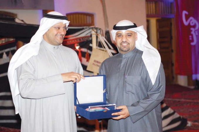 حمد السلمي يتسلم درع تكريم الشركة من دعلي العبيدي﻿