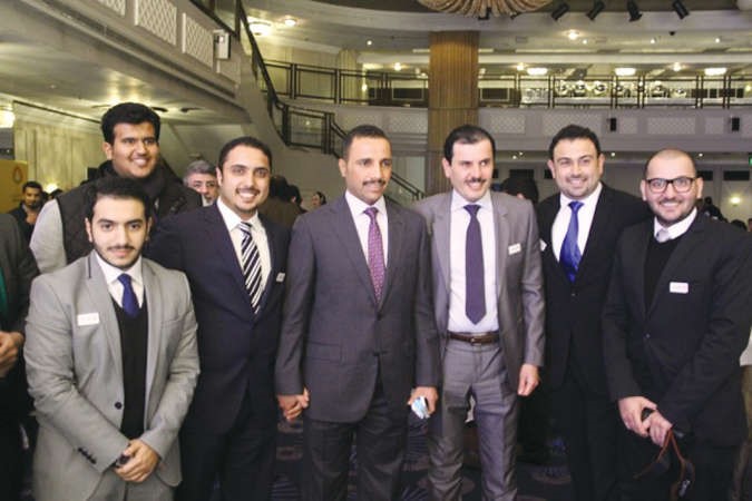 رئيس مجلس الامة مرزوق الغانم وم سلمان البدران وممثلو شركة VIVA خلال الاحتفال
