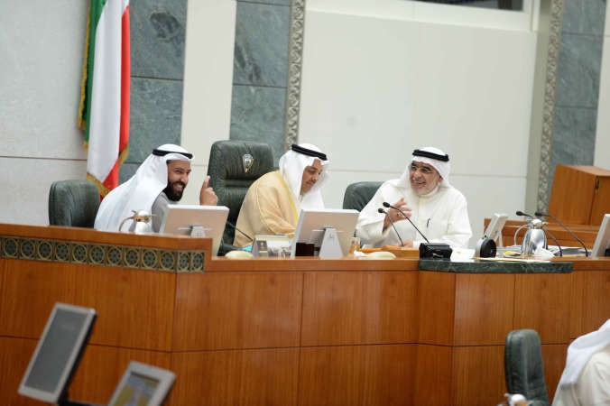 يعقوب الصانع مترئسا جانبا من الجلسة وبجانبه عدنان عبدالصمد ودعلي العمير﻿